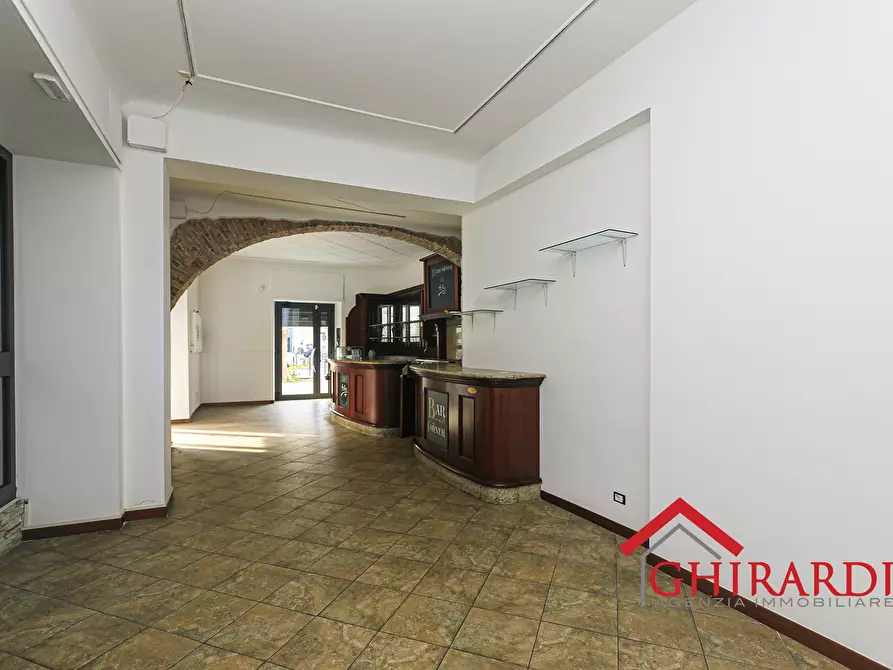 Immagine 10 di Locale commerciale in affitto  in Piazza Francesco Baracca 34r a Genova