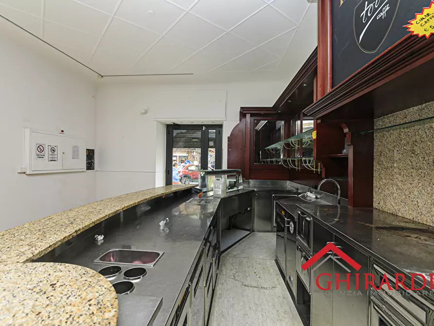 Immagine 14 di Locale commerciale in affitto  in Piazza Francesco Baracca 34r a Genova