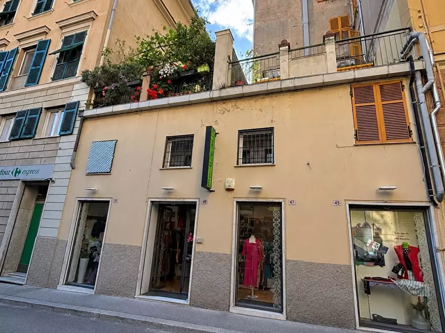 Immagine 1 di Locale commerciale in affitto  in Via Gaetano Donizetti 45 R a Genova