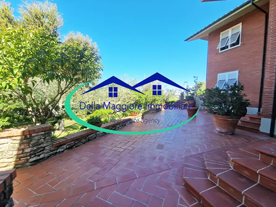 Immagine 4 di Villa in vendita  a Livorno