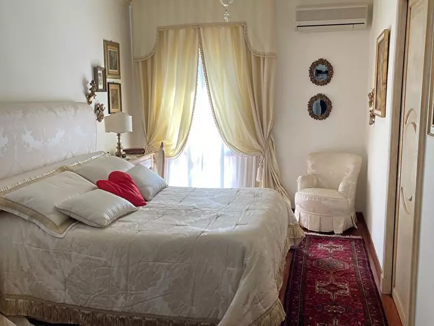 Immagine 17 di Villa in vendita  a Livorno