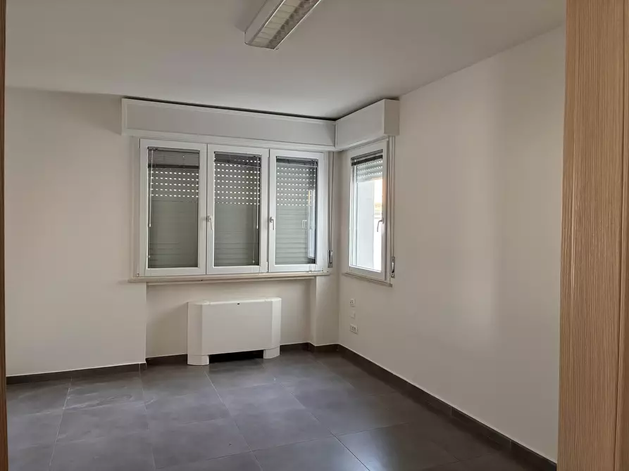 Immagine 6 di Ufficio in affitto  a Parma