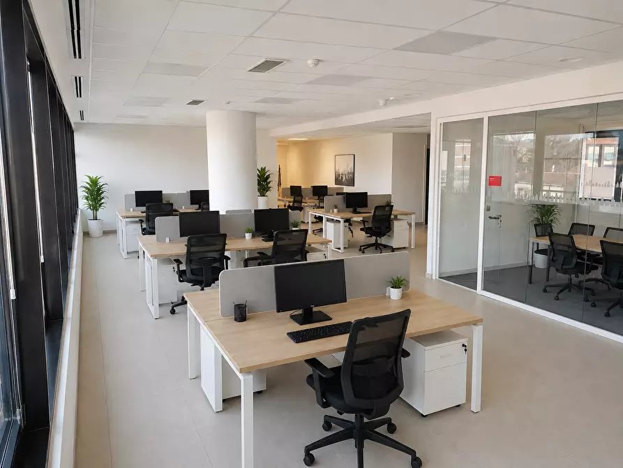 Immagine 3 di Ufficio in affitto  a Parma