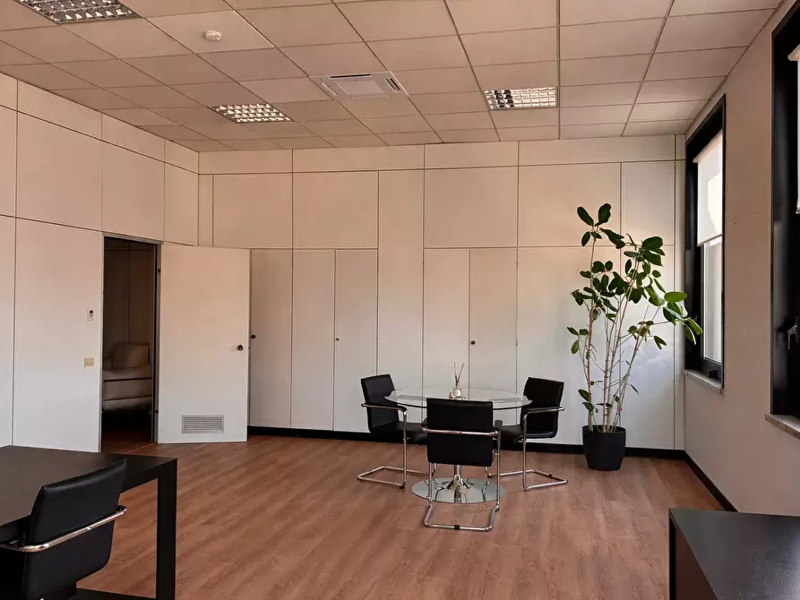 Immagine 5 di Ufficio in affitto  in Strada Langhirano a Parma