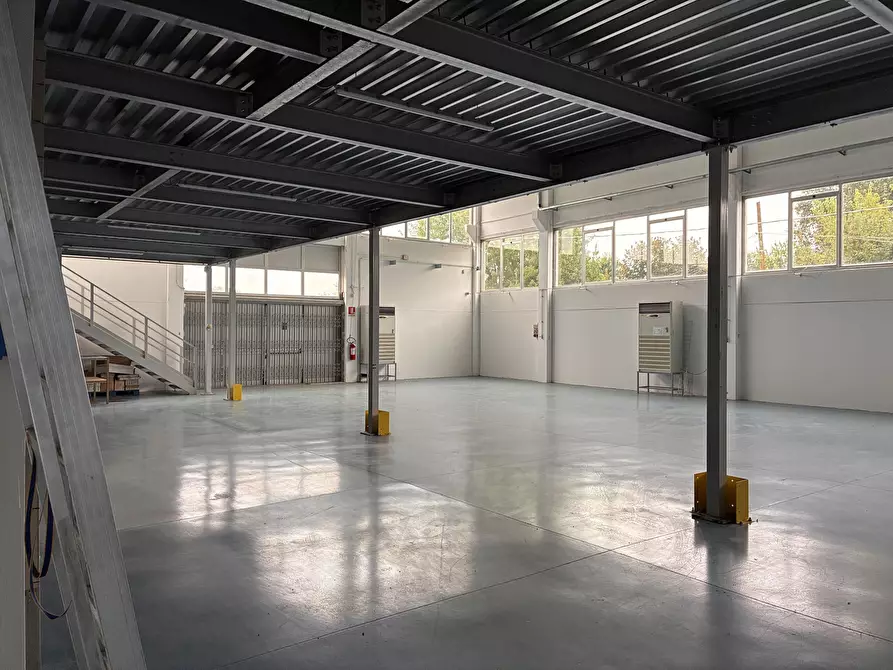 Immagine 2 di Attività artigianale in affitto  a Parma