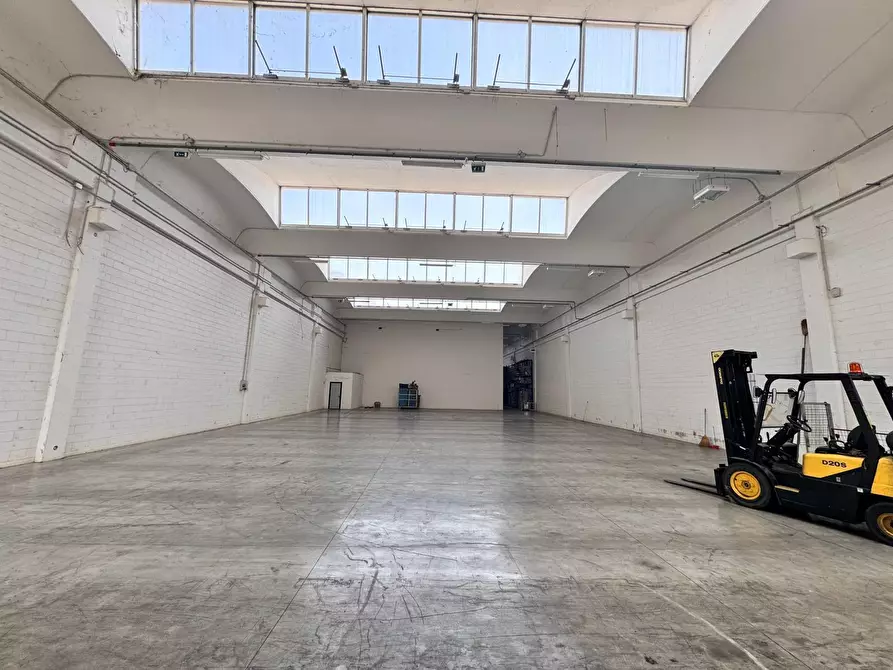 Immagine 18 di Attività artigianale in affitto  a Parma