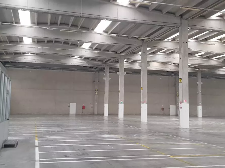 Immagine 2 di Attività artigianale in vendita  a Parma