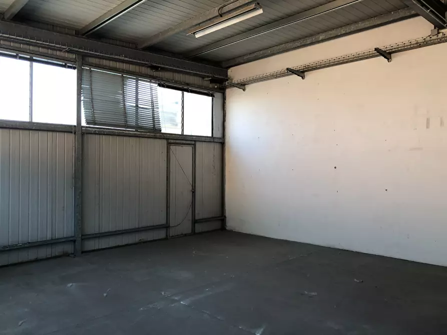 Immagine 3 di Attività artigianale in vendita  a Parma