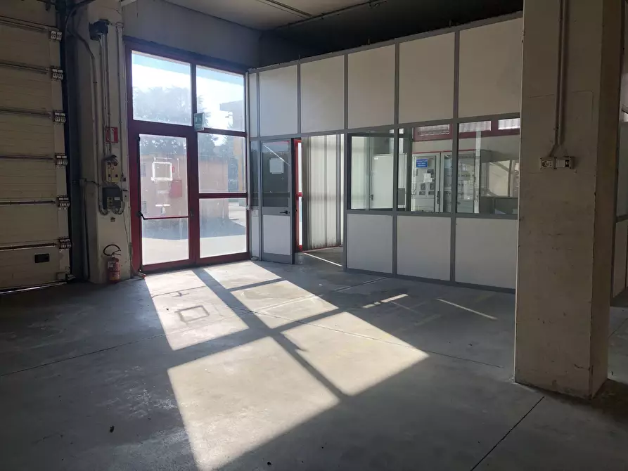 Immagine 6 di Attività artigianale in affitto  a Parma