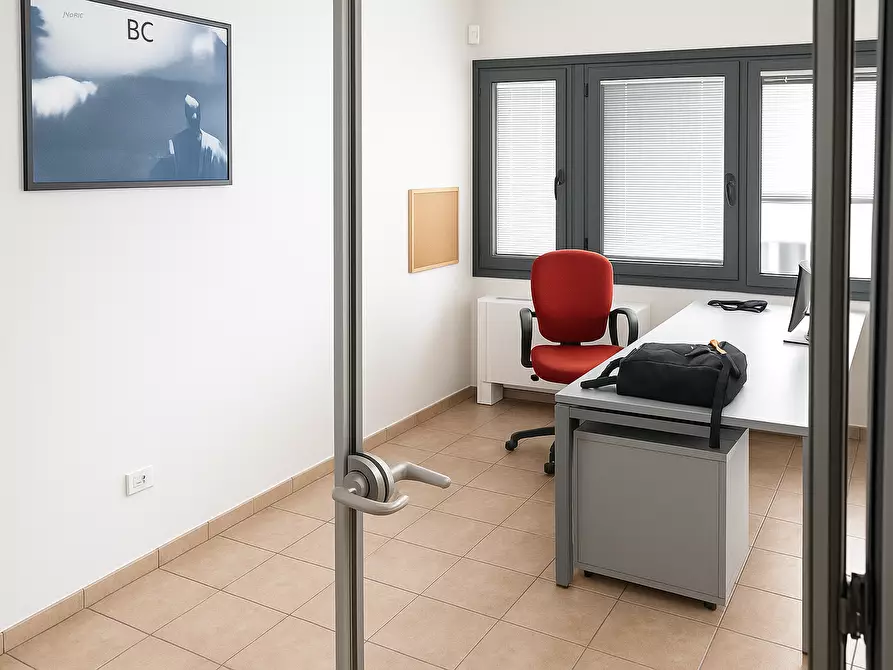 Immagine 4 di Ufficio in affitto  a Parma