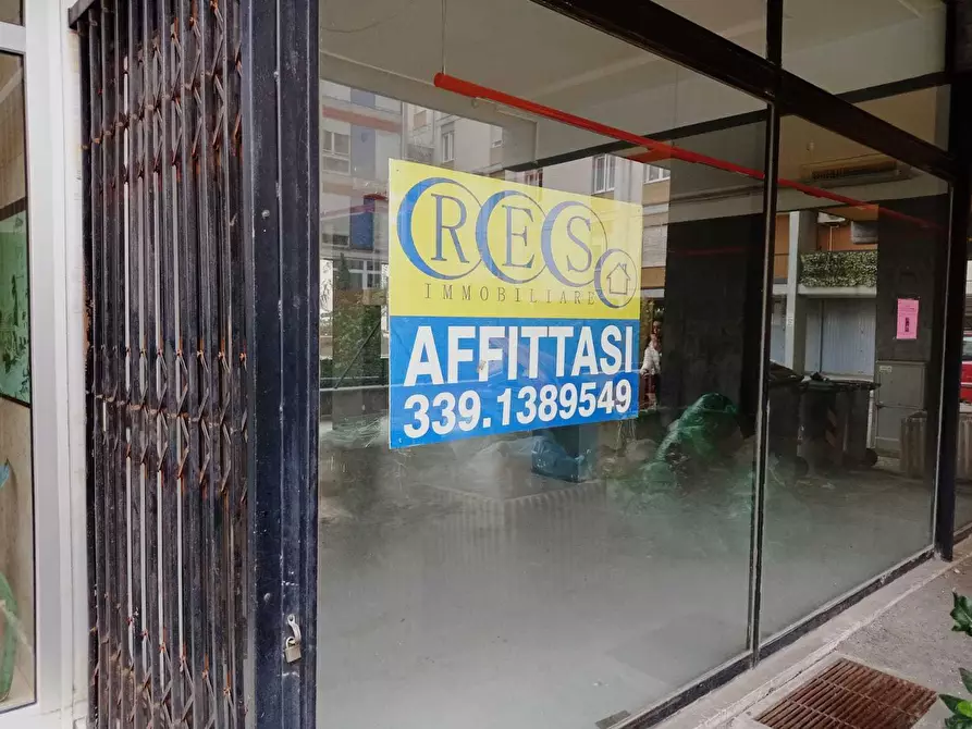 Immagine 1 di Locale commerciale in affitto  in via rosmini 14 a Trento