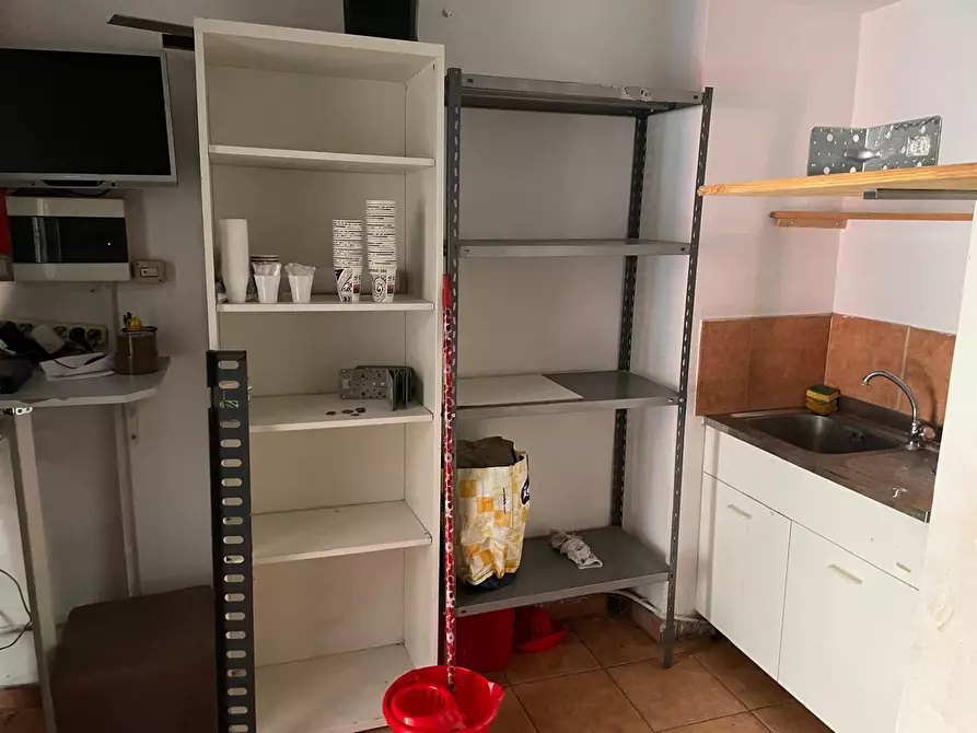 Immagine 9 di Locale commerciale in vendita  in Via Giulia di Barolo a Torino