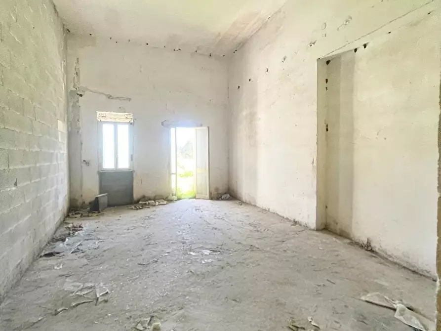 Immagine 5 di Magazzino in vendita  in Via Solano Li Belli 47 a Lequile