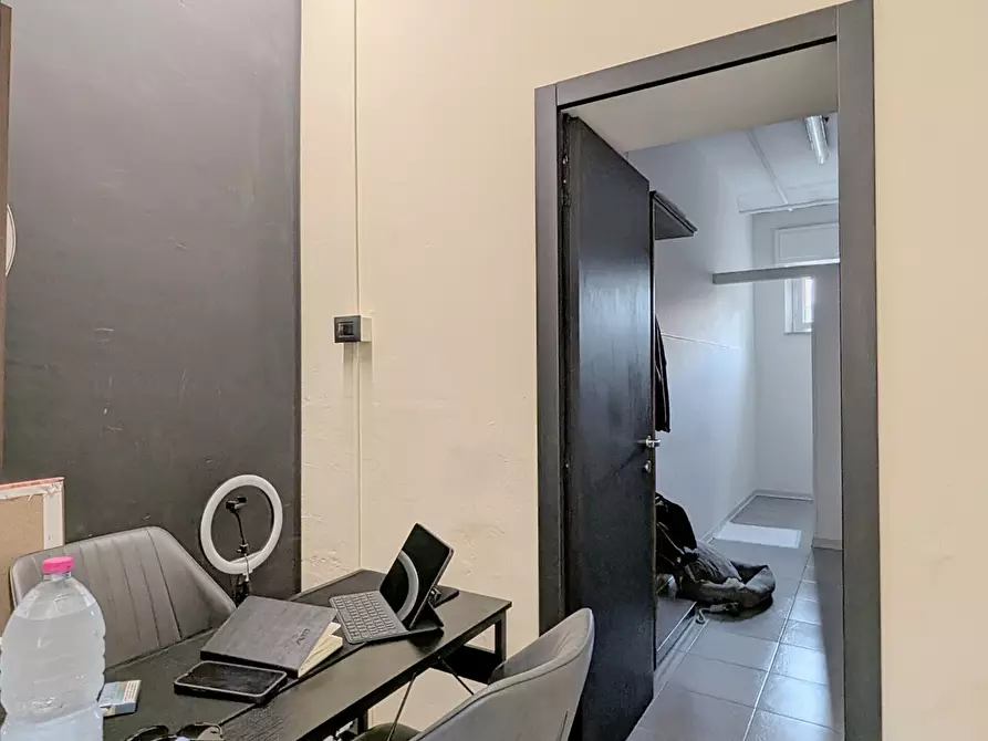 Immagine 8 di Locale commerciale in vendita  in Via delle Margherite 98 a Aprilia