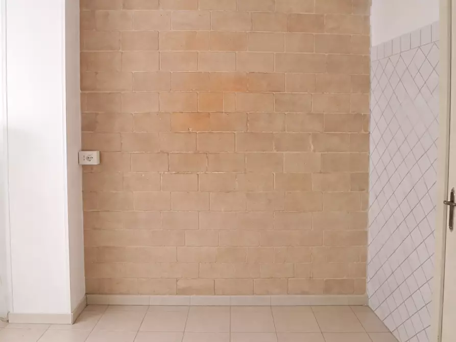 Immagine 5 di Locale commerciale in vendita  in Via Quarto 2/A a Melendugno