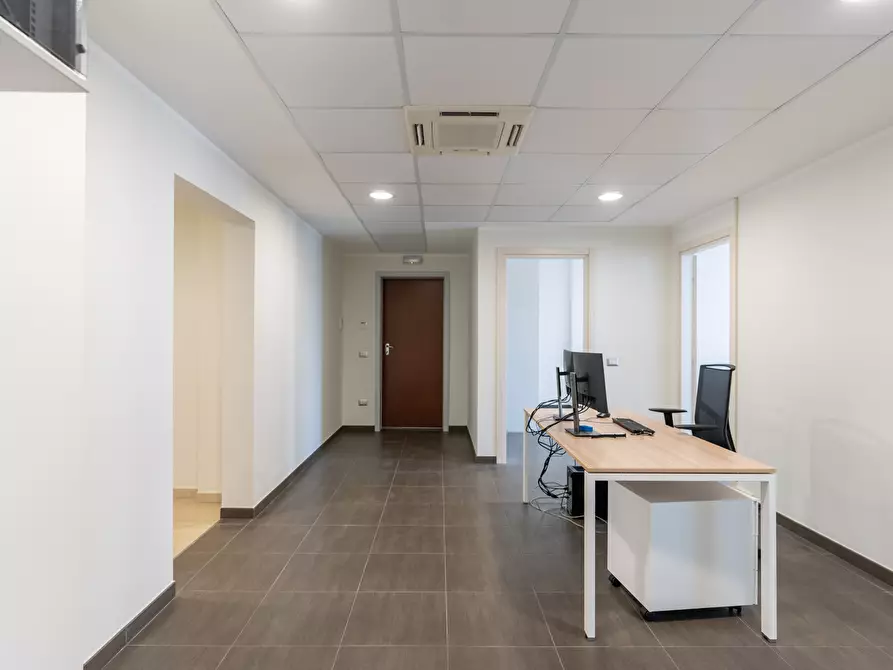 Immagine 5 di Ufficio in vendita  in Via Colonnello Archimede Costadura 2C a Lecce