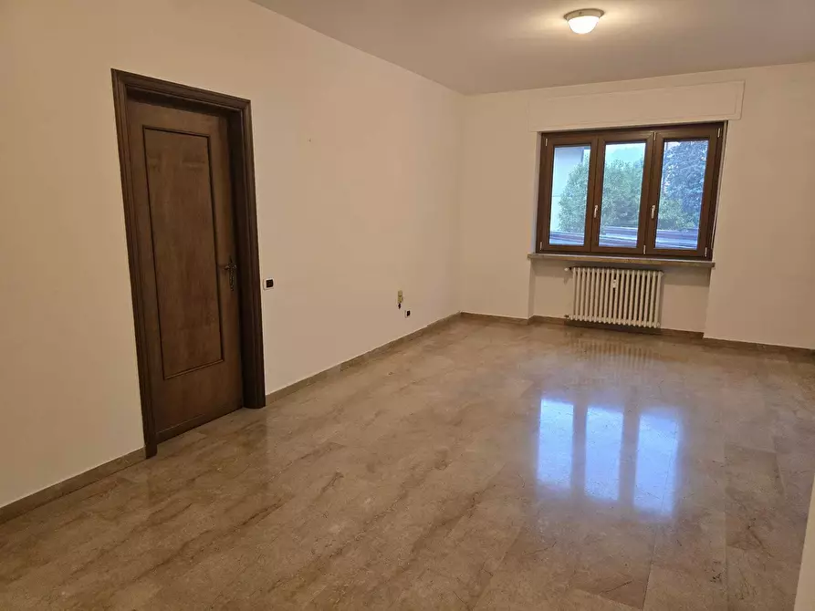 Immagine 3 di Trilocale in vendita  in Via Giacomo Leopardi 16 a Erba