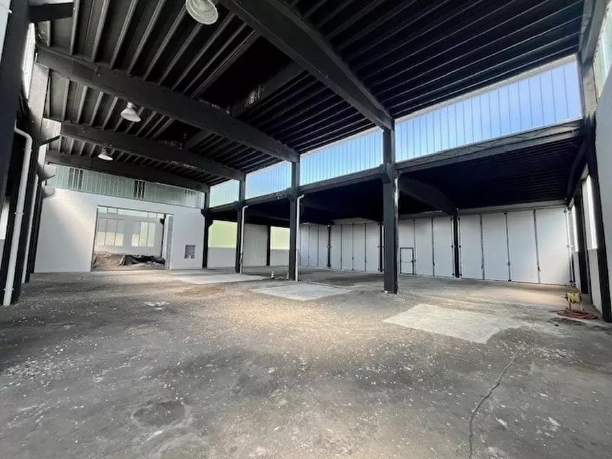 Immagine 18 di Attività artigianale in vendita  a Erba