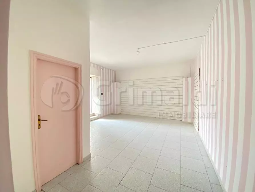 Immagine 1 di Locale commerciale in affitto  a Giugliano In Campania