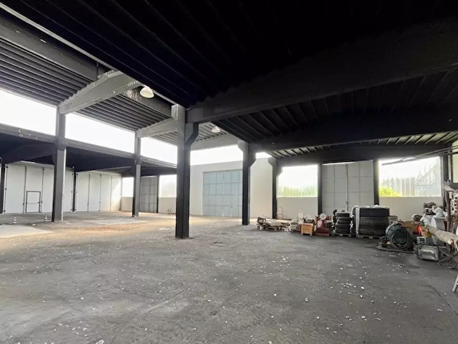 Immagine 16 di Attività artigianale in vendita  a Erba