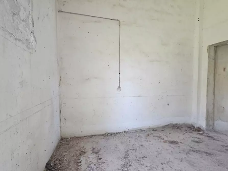 Immagine 7 di Magazzino in vendita  in Via Solano Li Belli 47 a Lequile