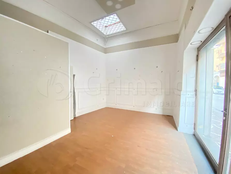 Immagine 4 di Locale commerciale in affitto  a Giugliano In Campania