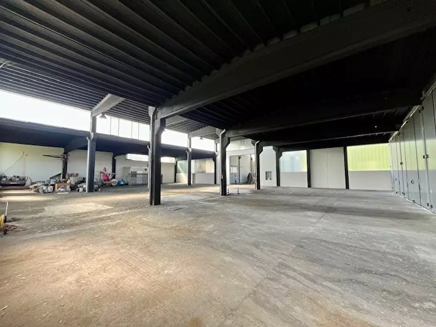 Immagine 19 di Attività artigianale in vendita  a Erba