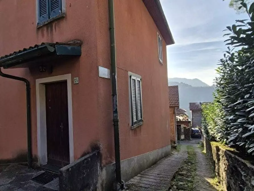 Immagine 1 di Porzione di casa in vendita  a Faggeto Lario