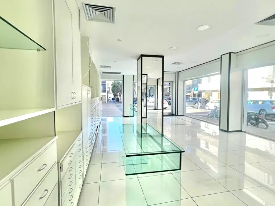 Immagine 3 di Locale commerciale in affitto  in Via M. Renato Imbriani 57 a Lecce
