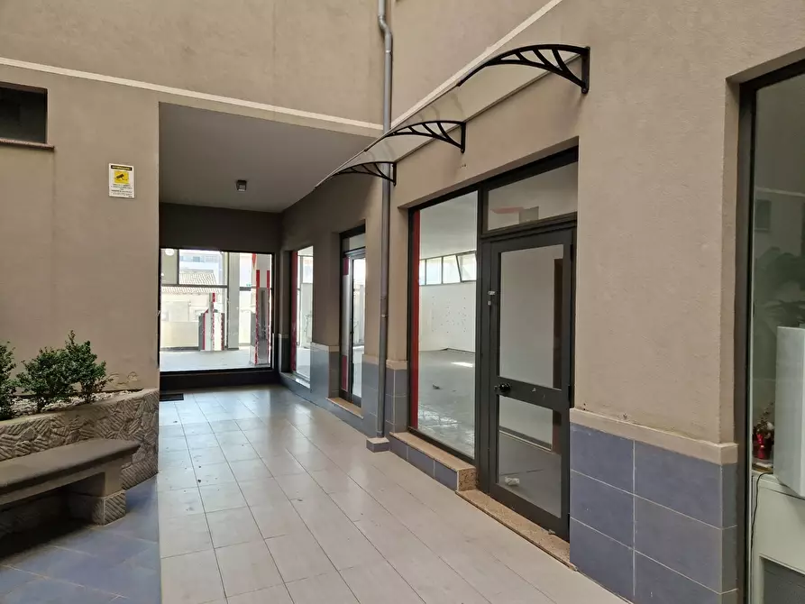 Immagine 5 di Locale commerciale in vendita  in Via Adolfo Celi 185 a Messina