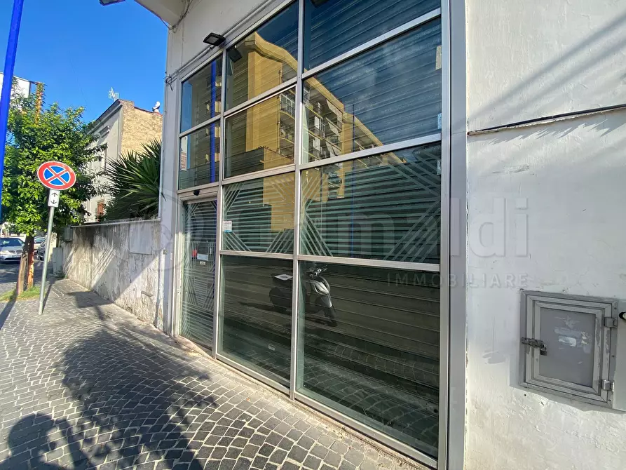 Immagine 3 di Locale commerciale in affitto  a Giugliano In Campania