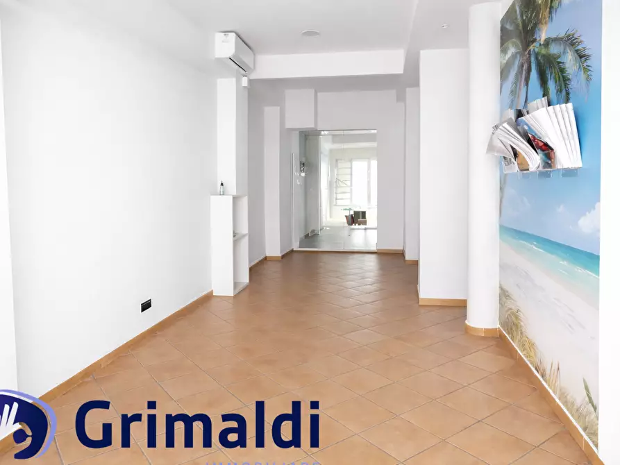 Immagine 1 di Locale commerciale in affitto  a Napoli