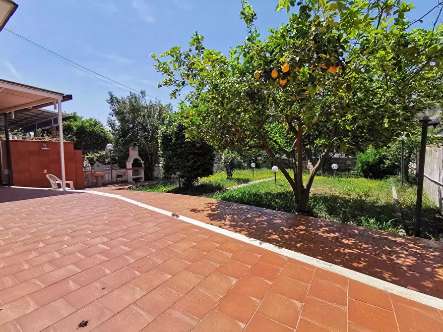 Immagine 19 di Villa in affitto  in Via Madonna del Pantano 40 a Giugliano In Campania