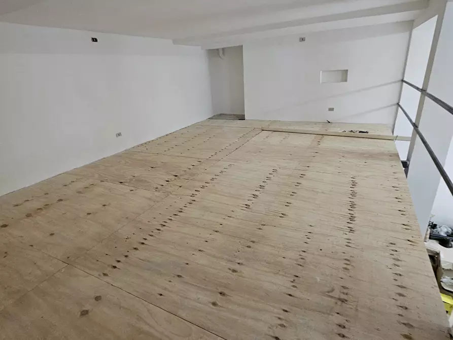 Immagine 15 di Magazzino in vendita  in Via Duca d'Aosta 76 a Lecce