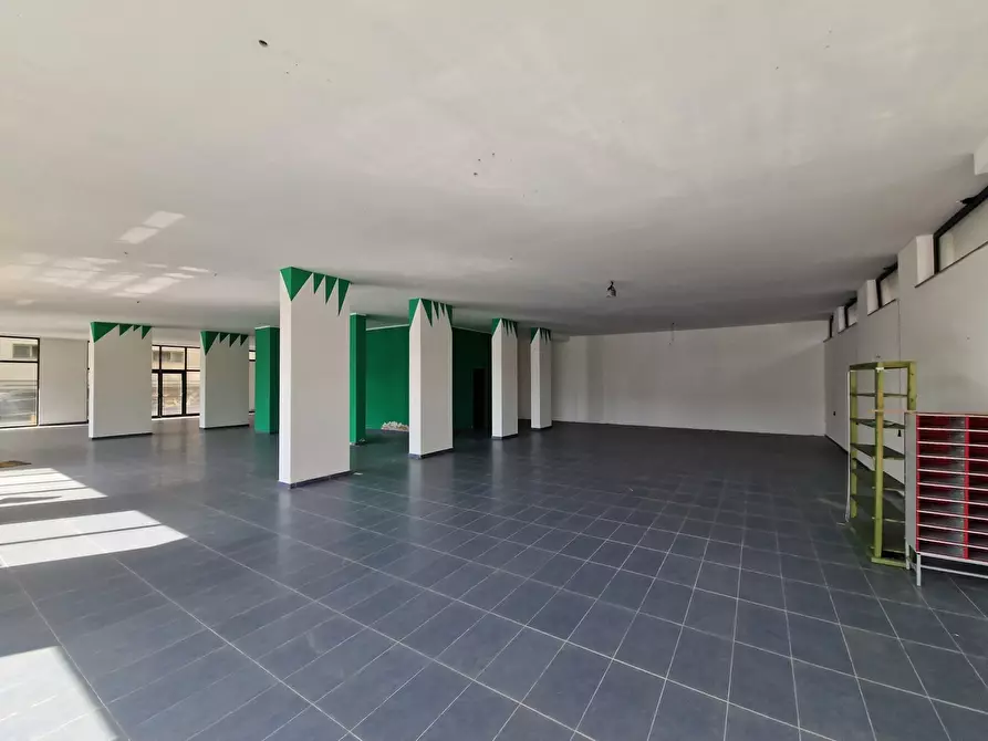 Immagine 12 di Locale commerciale in vendita  in Via Adolfo Celi 185 a Messina
