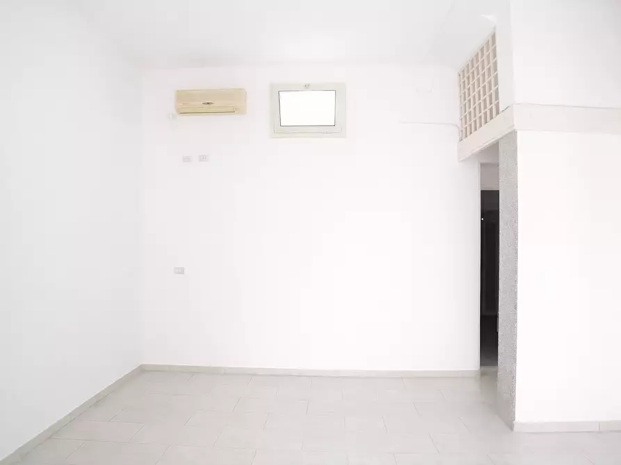 Immagine 6 di Locale commerciale in vendita  in Via Quarto 2/A a Melendugno