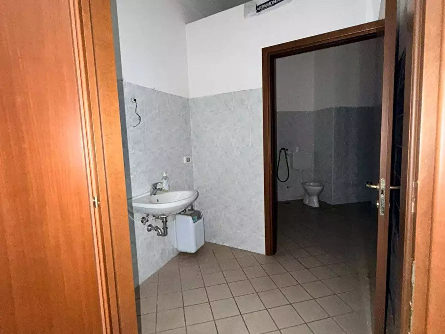 Immagine 26 di Attività commerciale in affitto  in Via Aldo Moro 98 a Aprilia
