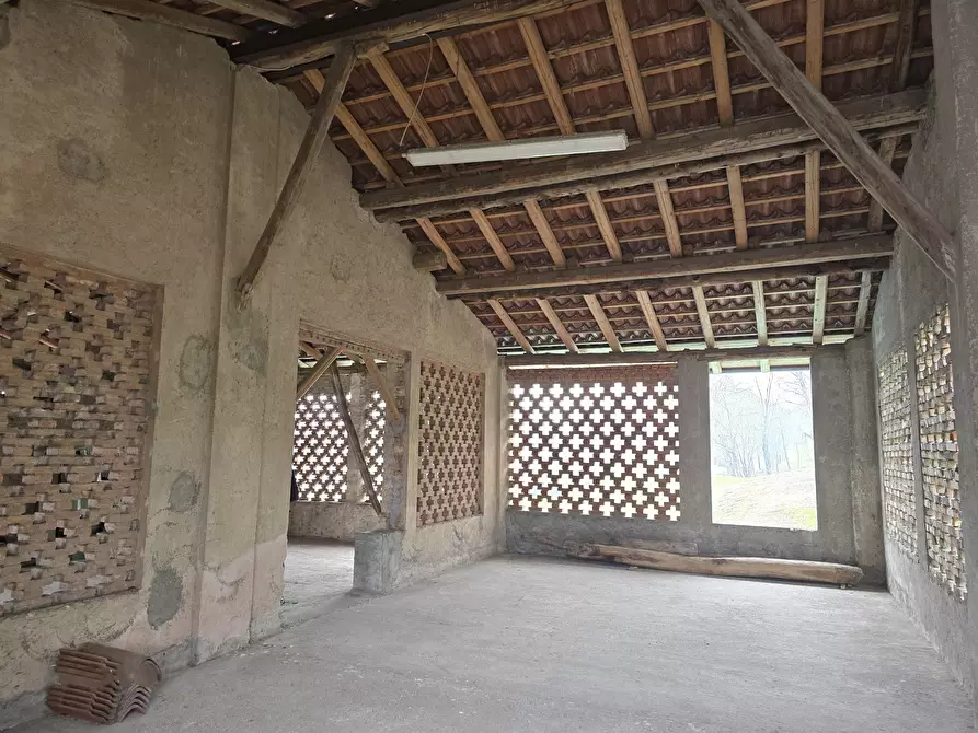 Immagine 23 di Rustico / casale in vendita  in Via C. Battisti 4 a Merone