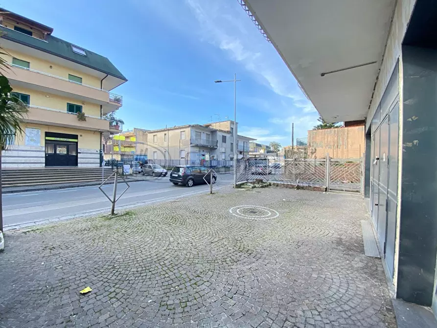 Immagine 3 di Locale commerciale in affitto  a Giugliano In Campania