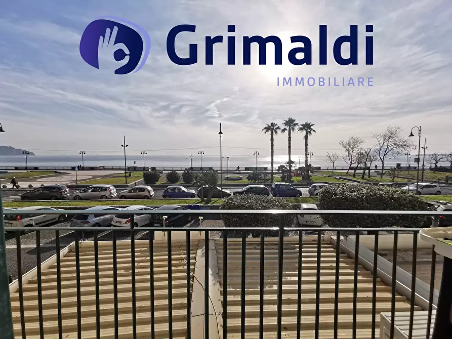 Immagine 1 di Trilocale in vendita  a Pozzuoli