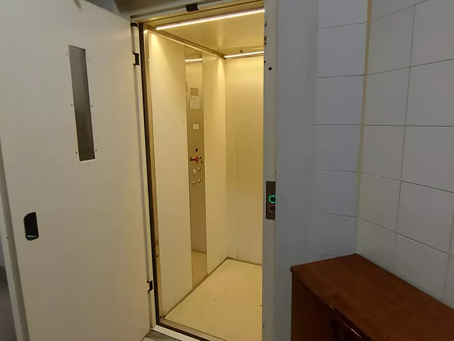 Immagine 26 di Locale commerciale in vendita  in Viale Porta Pia 5 a Brindisi