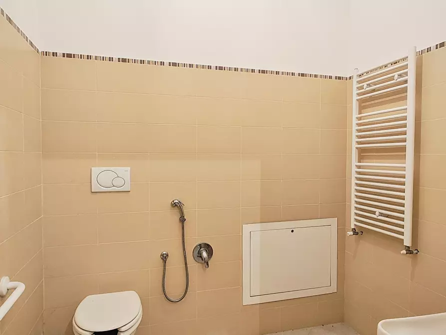 Immagine 15 di Locale commerciale in vendita  in Via alberto giolitti 53 a Roma