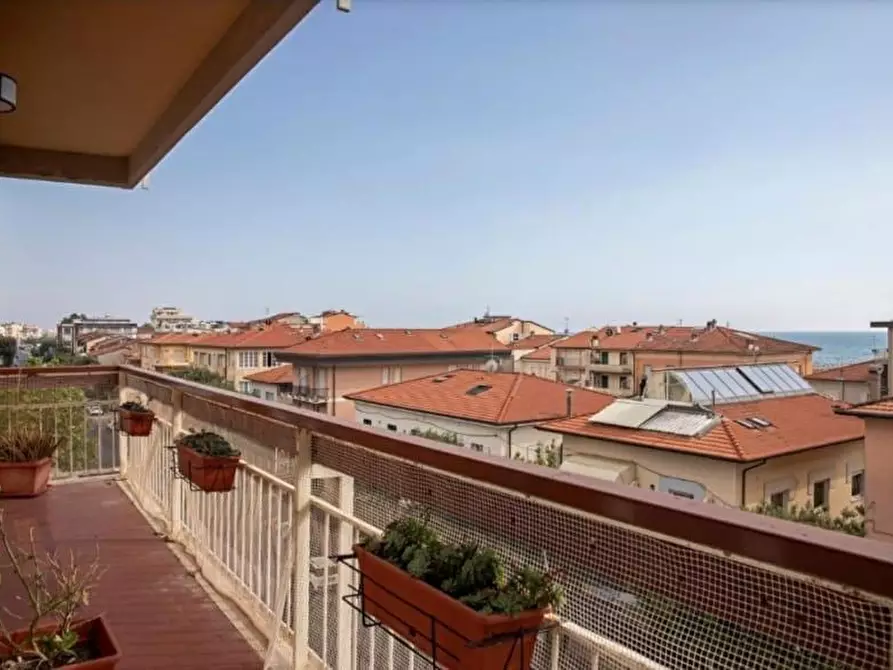 Immagine 1 di Quadrilocale in affitto  a Camaiore