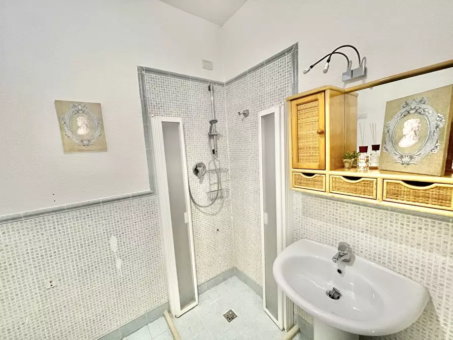 Immagine 14 di Trilocale in affitto  a Pietrasanta