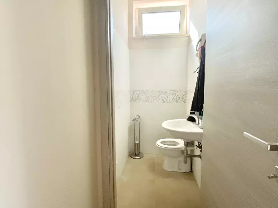 Immagine 17 di Ufficio in affitto  a Pietrasanta