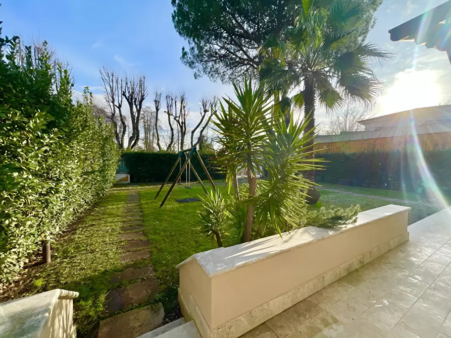 Immagine 39 di Villa in vendita  a Pietrasanta