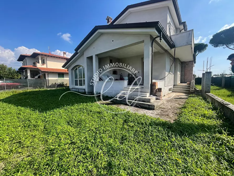 Immagine 3 di Porzione di casa in vendita  a Camaiore