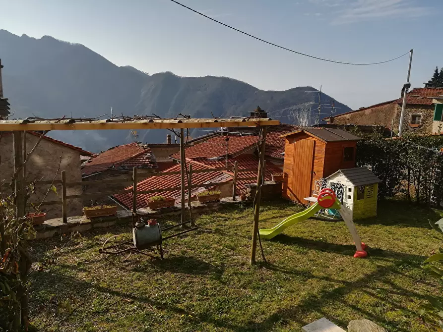 Immagine 1 di Porzione di casa in vendita  a Seravezza