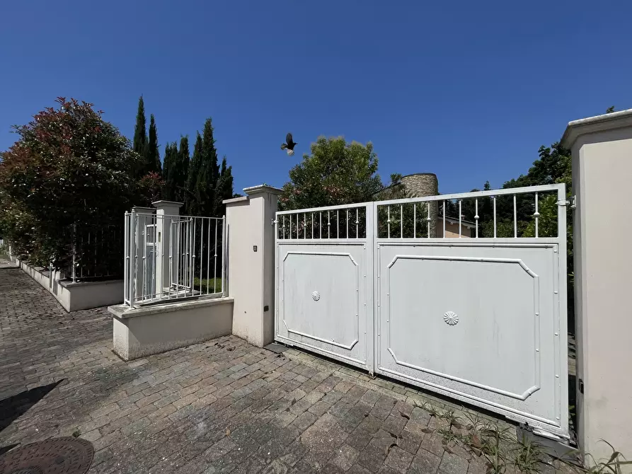 Immagine 2 di Villa in vendita  a Pietrasanta