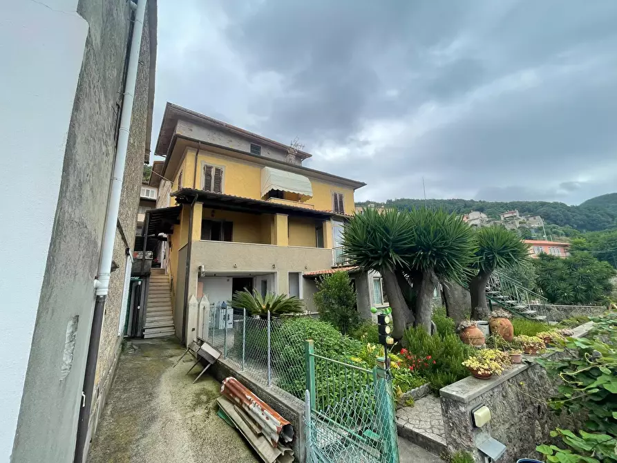 Immagine 1 di Porzione di casa in vendita  a Pietrasanta